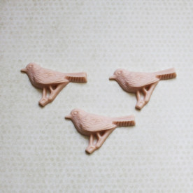 Кабошон Пташка на гілочці, 44х28 мм, блідо-рожевий матовий