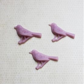 Кабошон Пташка на гілочці, 44х28 мм, бузковий