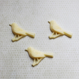 Кабошон Пташка на гілочці, 44х28 мм, кремовий