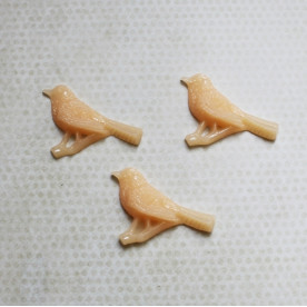 Кабошон Птичка на веточке, 44х28 мм, персиковый глянцевый