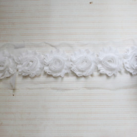 Стрічка з фігурними квітами, ширина квітки - 6 см, довжина 30 см, біла