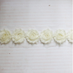 Стрічка з фігурними квітами, ширина квітки - 6 см, довжина 30 см, кремова