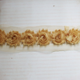 Лента с фигурными цветами, ширина цветка - 6 см, длина 30 см, бежевая