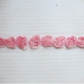 Лента с объемными розами, ширина цветка 4 см, длина 30 см, розовая