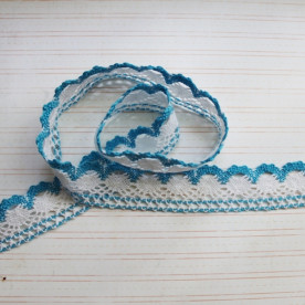 Бавовняне мереживо двокольорове, ширина 28 мм, довжина 90 см, колір біло-блакитний