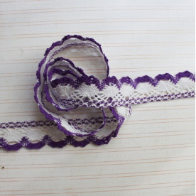 Бавовняне мереживо двокольорове, ширина 28 мм, довжина 90 см, колір біло-фіолетовий