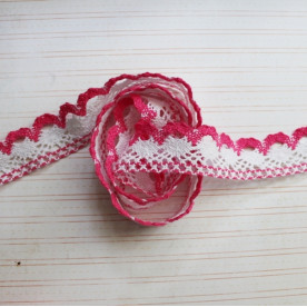 Бавовняне мереживо двокольорове, ширина 28 мм, довжина 90 см, колір яскраво-рожевий