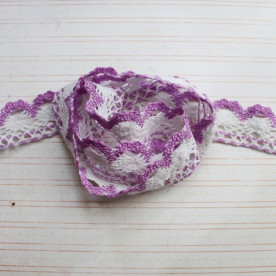 Бавовняне мереживо двокольорове, ширина 28 мм, довжина 90 см, колір біло-бузковий