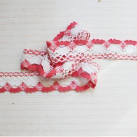 Бавовняне мереживо червоне, ширина 4 см, довжина 90 см.