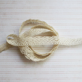 Хлопковое кружево бежевое, ширина 15 мм, длина 90 см.