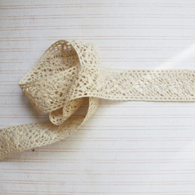 Бавовняне мереживо бежеве, ширина 35 мм, довжина 90 см.