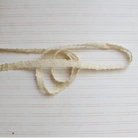 Бавовняне мереживо бежеве, ширина 10 мм, довжина 90 см.