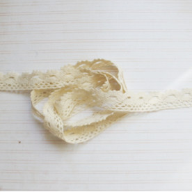 Бавовняне мереживо бежеве, ширина 24 мм, довжина 90 см.