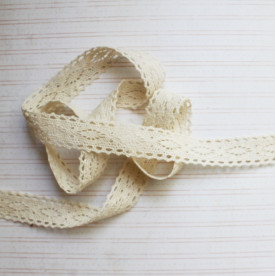 Бавовняне мереживо бежеве, ширина 20 мм, довжина 90 см.
