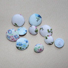 Набір ґудзиків для скрапбукінгу "Білий в квіточку", 10 шт, 15 мм, 20 мм
