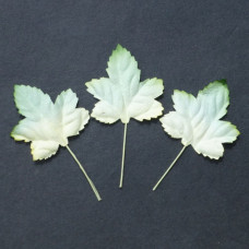Набор 10 декоративных листиков клена бело-зеленого цвета размером 30 мм