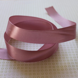 Атласна стрічка бузкового кольору, довжина 90 см, ширина 25 мм