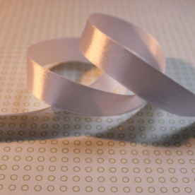 Атласна стрічка білого кольору, довжина 90 см, ширина 20 мм