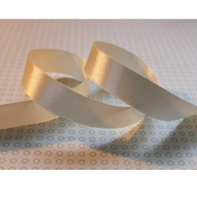 Атласна стрічка кремового кольору, довжина 90 см, ширина 20 мм