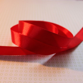 Атласная лента красного цвета, длина 90 см, ширина 20 мм