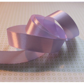 Атласна стрічка бузкового кольору, довжина 90 см, ширина 20 мм.
