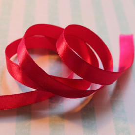 Атласная лента малинового цвета, длина 90 см, ширина 10 мм