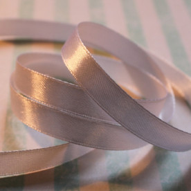 Атласная лента белого цвета, длина 90 см, ширина 10 мм