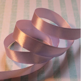 Атласна стрічка світло-бузкового кольору, довжина 90 см, ширина 16 мм