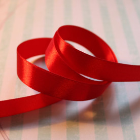 Атласна стрічка червоного кольору, довжина 90 см, ширина 16 мм
