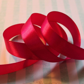 Атласная лента малинового цвета, длина 90 см, ширина 16 мм