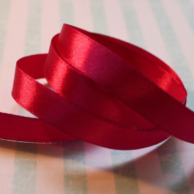 Атласна стрічка малинового кольору, довжина 90 см, ширина 12 мм