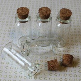 Декоративная стеклянная бутылочка с пробкой высотой 5 см, диаметром 2,2 см