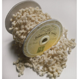 Стрічка з помпонами кремового кольору від Melissa Frances, 90 см