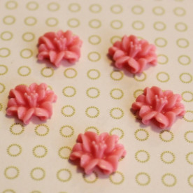 Кабошон Лилия розового цвета, 13 мм, 1 шт