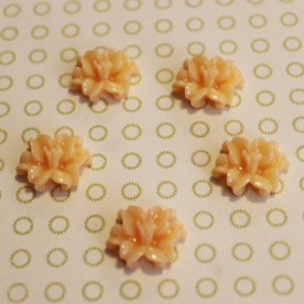 Кабошон Лілія персикового кольору, 13 мм, 1 шт