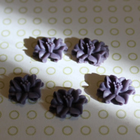 Кабошон Лилия темно-фиолетового цвета, 13 мм, 1 шт