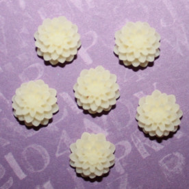 Кабошон Хризантема цвета слоновой кости, диаметр 15 мм, высота 8 мм, 1 шт