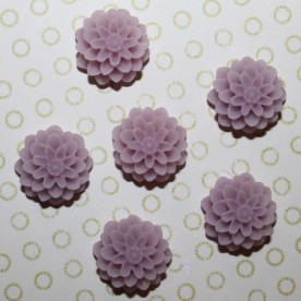 Кабошон Хризантема сиреневого цвета, диаметр 15 мм, высота 8 мм, 1 шт