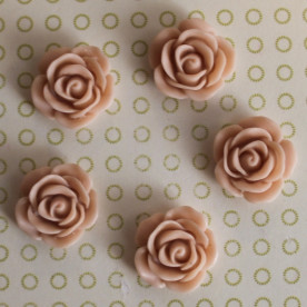 Кабошон трояндочка бежевого кольору, діаметр 17 мм, товщина 7 мм