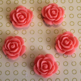 Кабошон трояндочка коралового кольору, діаметр 17 мм, товщина 7 мм