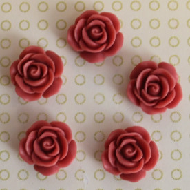 Кабошон трояндочка червоного кольору, діаметр 17 мм, товщина 7 мм