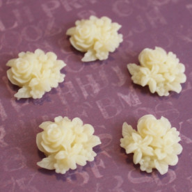 Кабошон букетик кремового цвета, ширина 25 мм, толщина 7 мм, 1 шт