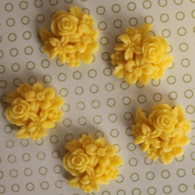 Кабошон букетик желтого цвета, ширина 25 мм, толщина 7 мм, 1 шт