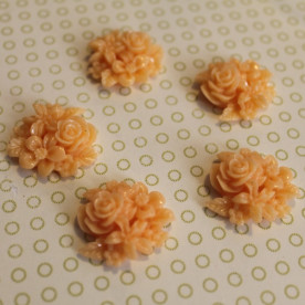 Кабошон букетик абрикосового кольору, ширина 25 мм, товщина 7 мм, 1 шт