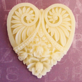 Кабошон Серце кремового кольору, 5,0х4,5 см, висота 4 мм, 1 шт