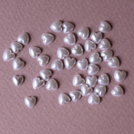 Набор перламутровых половинок сердечек 6 мм белого цвета, 25 шт