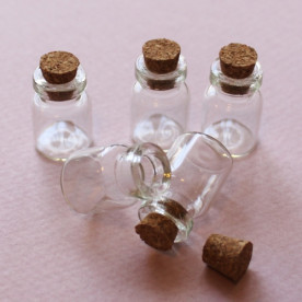 Декоративна скляна пляшка з пробкою висотою 2,2 см, діаметром 1,5 см