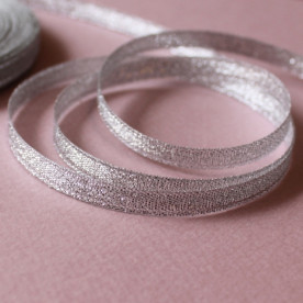 Блискуча срібляста стрічка з поліестеру шириною 6 мм, довжиною 90 см