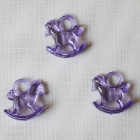 Акрилова підвіска "Конячка" фіолетового кольору, 29х27х10 см