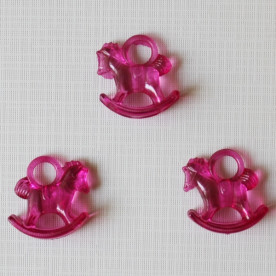 Акрилова підвіска "Конячка" малинового кольору, 29х27х10 см